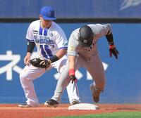 　５回、岡本は左越え二塁打を放つが、ベース上で足が離れる。リプレー検証の結果、タッチアウトに（撮影・佐藤厚）