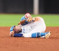 　５回、二塁盗塁を決めた際に負傷する五十幡（撮影・中島達哉）