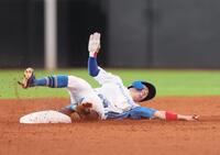 　５回、二塁盗塁を決めるも、負傷する五十幡（撮影・中島達哉）