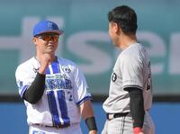 　リプレー検証の間、岡本（右）にアウトをアピールする牧（撮影・佐藤厚）