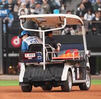 　５回、二塁盗塁の際に負傷し、レスキューカーに乗ってベンチに下がる五十幡（撮影・中島達哉）