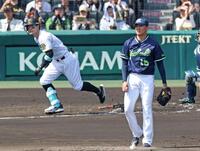 　１回、佐藤輝（左）に先制適時打を浴びた奥川（撮影・中田匡峻）