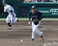 　３回、中野（奥）に投手強襲の内野安打を許した奥川（撮影・中田匡峻）