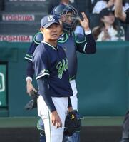 　６回、打席に中野を迎え、降板となった奥川（撮影・中田匡峻）