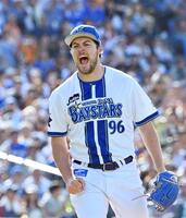 　６回、キャベッジを空振り三振に仕留め、ほえるバウアー