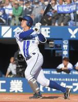 　８回、松尾は左犠飛を放つ（撮影・佐藤厚）