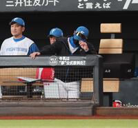 　６回、万波の落球をきっかけに追加点を許し、がっくりする新庄監督（中央）＝撮影・中島達哉