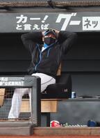 　４回、先制され、頭を抱える新庄監督（撮影・中島達哉）