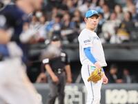 　４回、ネビン（左）に先制ソロを浴びた加藤貴（撮影・中島達哉）