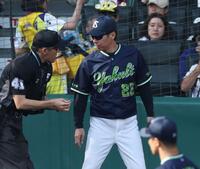 　６回、打席に中野を迎え、奥川を降板させる高津監督（右）＝撮影・中田匡峻