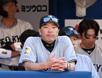 　９回、試合を見守る阿部監督