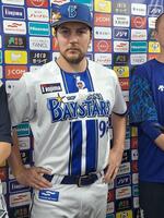 　胸にてるてる坊主をつけて取材に応じたバウアー