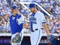 　３回を終え、ベンチに戻るバウアー（右）。左は捕手松尾