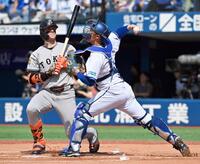 　１回、泉口の二盗を阻止する松尾。打者キャベッジ