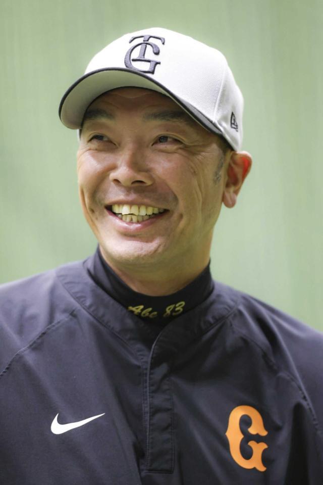 　恵みの雨？笑顔が絶えない阿部監督（球団提供）