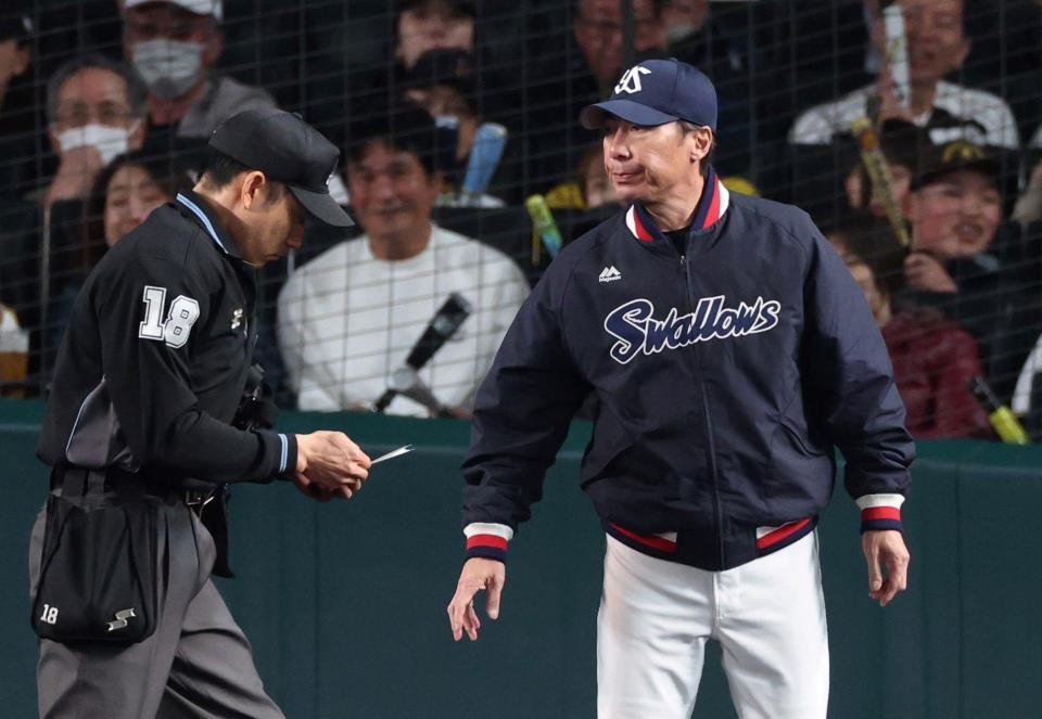 　６回、打席に坂本を迎え、投手交代を告げる高津監督（撮影・中田匡峻）