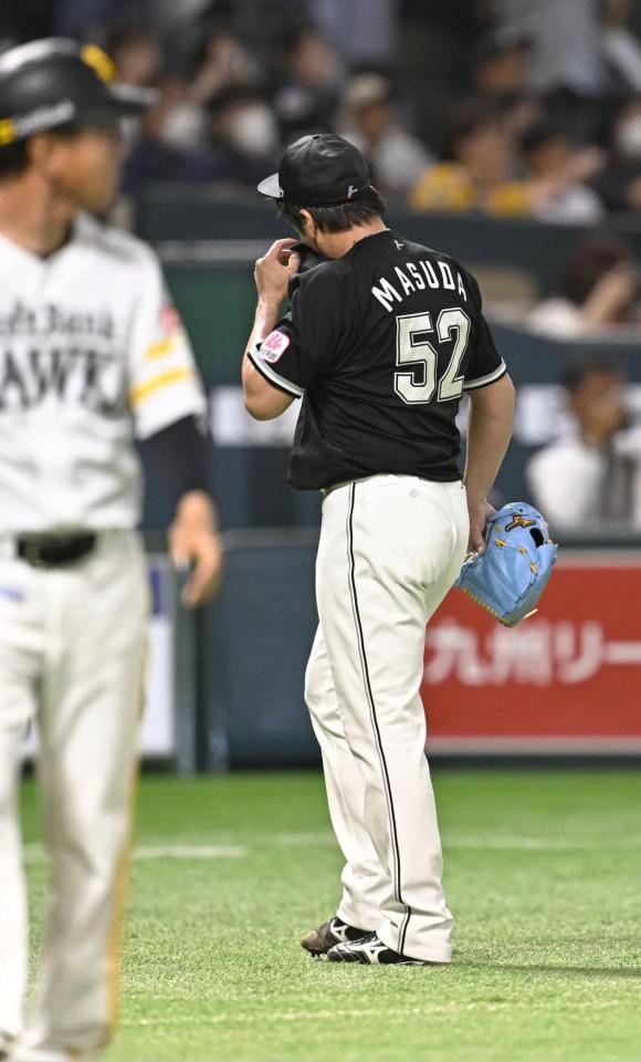 　９回、代打川瀬にサヨナラ打を許し、ベンチに戻る益田＝みずほペイペイドーム