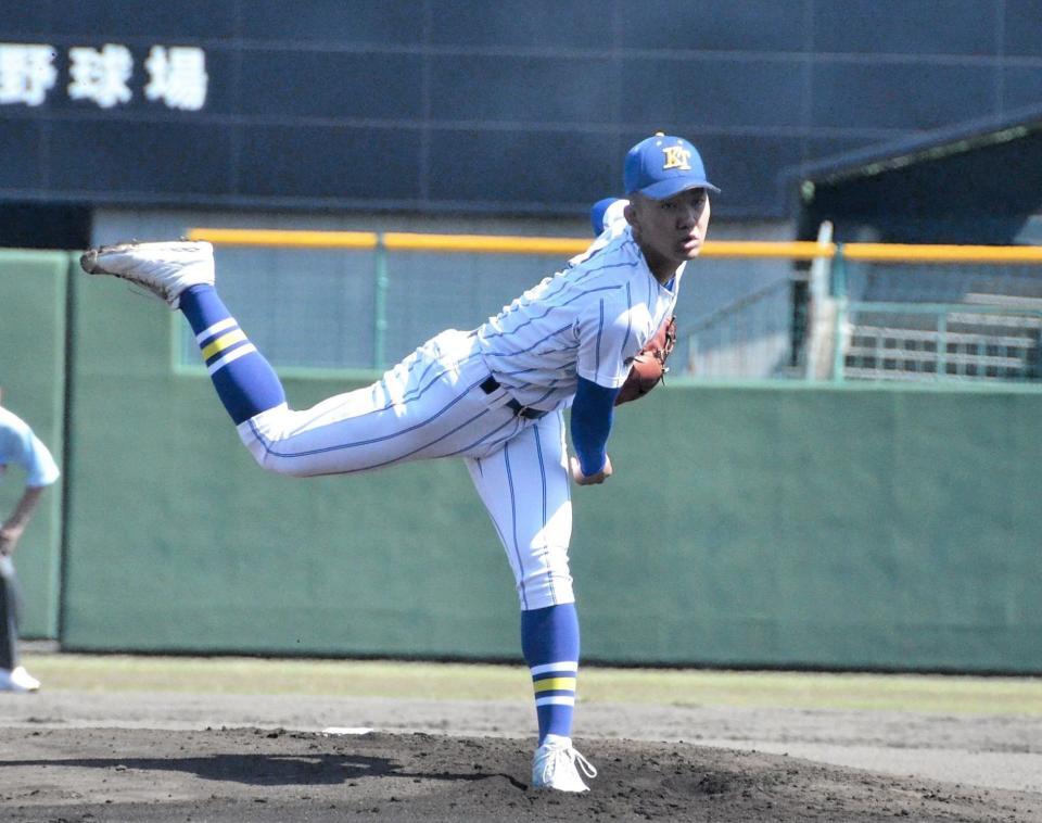 　力投する健大高崎・石垣