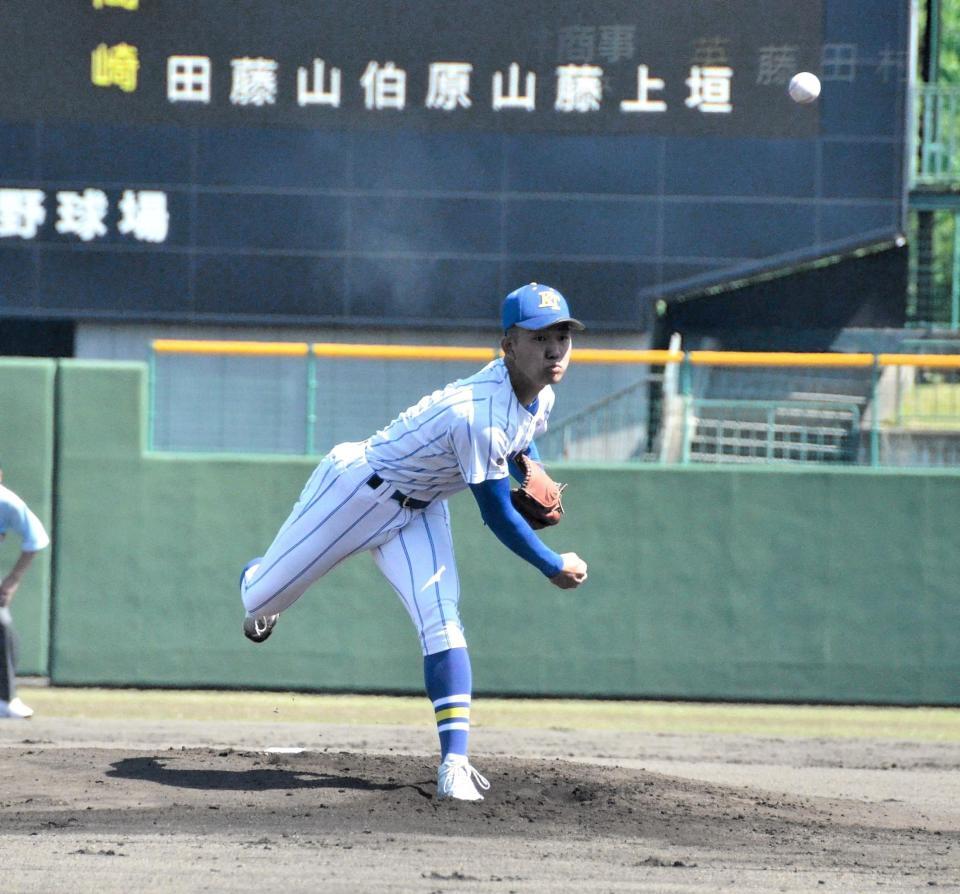 　力投する健大高崎・石垣