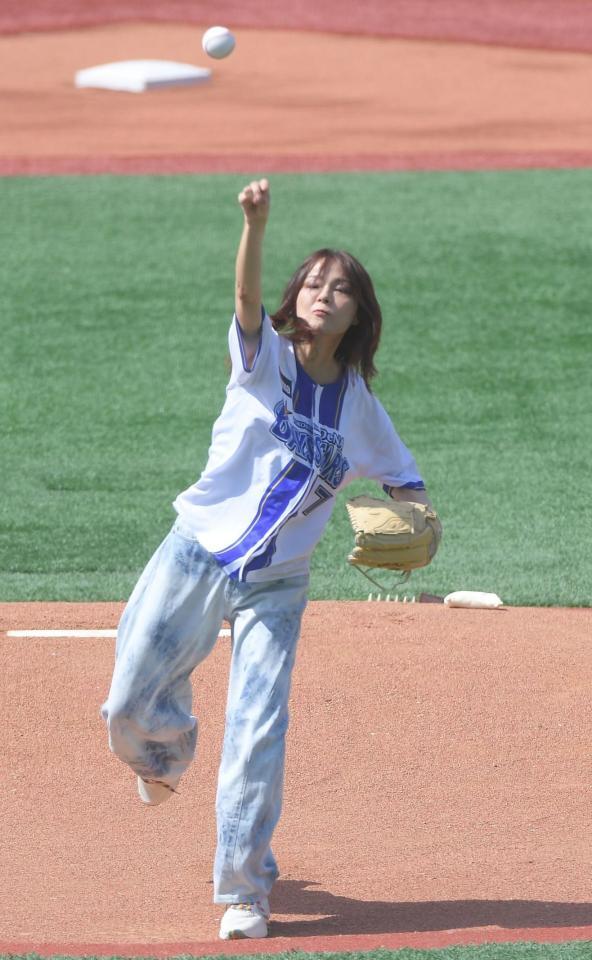 　始球式を行う相川七瀬　（撮影・佐藤厚）