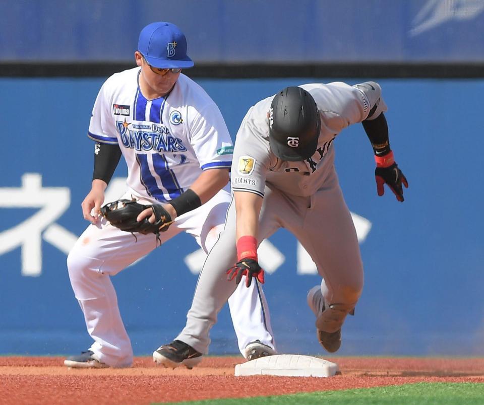 　５回、岡本は左越え二塁打を放つが、ベース上で足が離れる。リプレー検証の結果、タッチアウトに（撮影・佐藤厚）