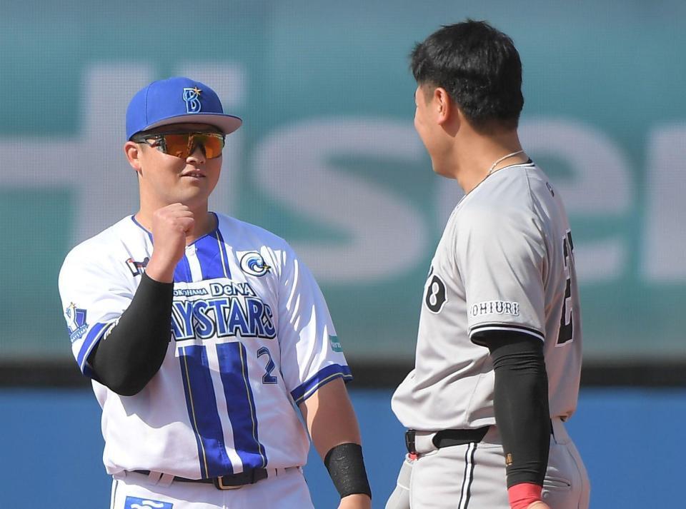 　リプレー検証の間、岡本（右）にアウトをアピールする牧（撮影・佐藤厚）