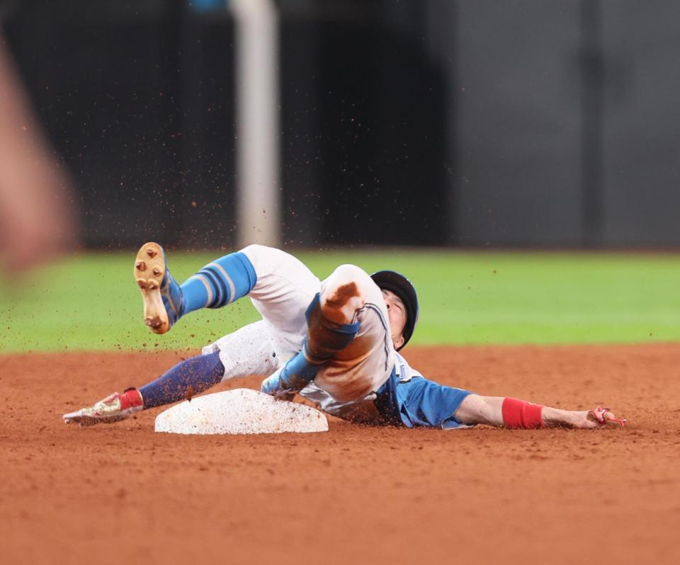 　５回、二塁盗塁を決めた際に左足を負傷する五十幡（撮影・中島達哉）