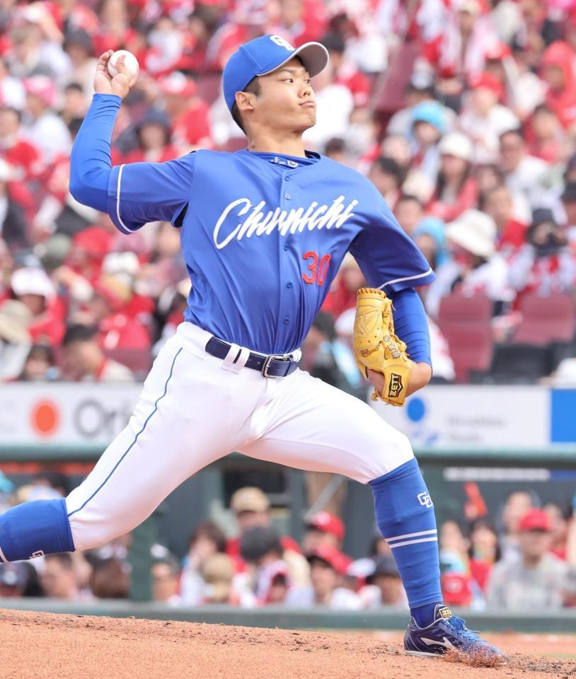 　８回から登板し、力投する根尾（撮影・市尻達拡）