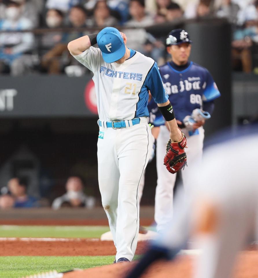 　７回、滝沢の打球を後逸し、追加点を許した清宮幸（撮影・中島達哉）