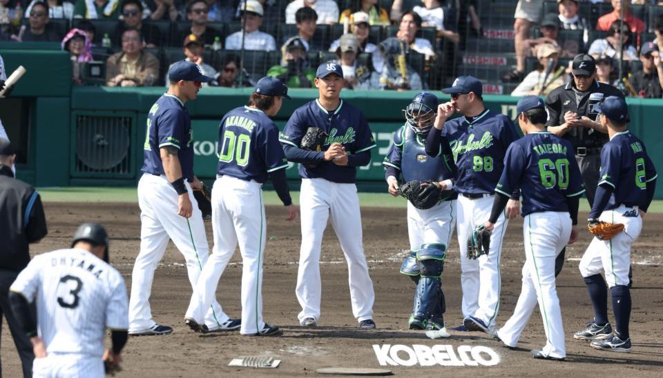 　３回、大山（３）にレフトへ２点適時二塁打を浴びた奥川（中央）＝撮影・中田匡峻