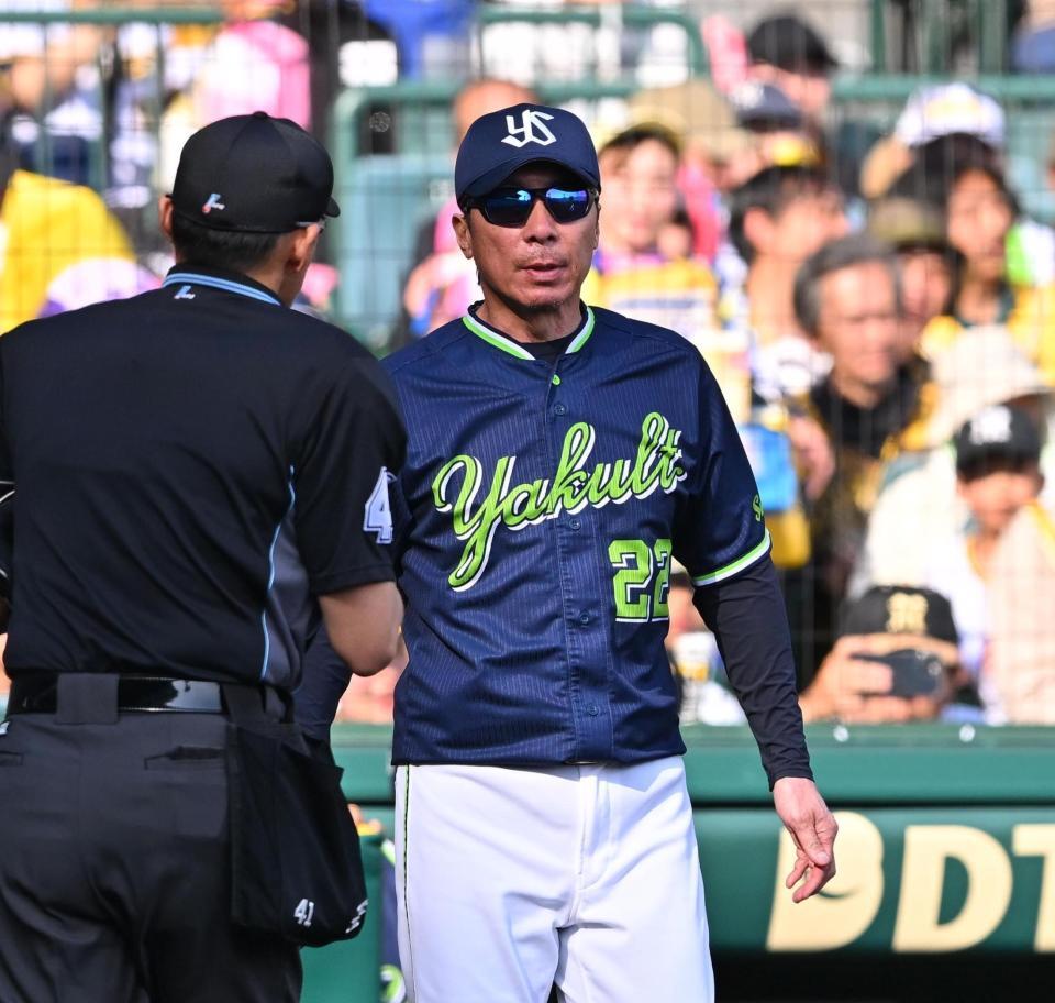 　６回、奥川の交代を告げる高津監督（撮影・西田忠信）