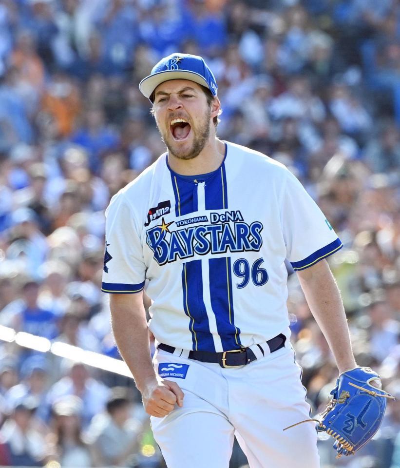 　６回、キャベッジを空振り三振に仕留め、ほえるバウアー