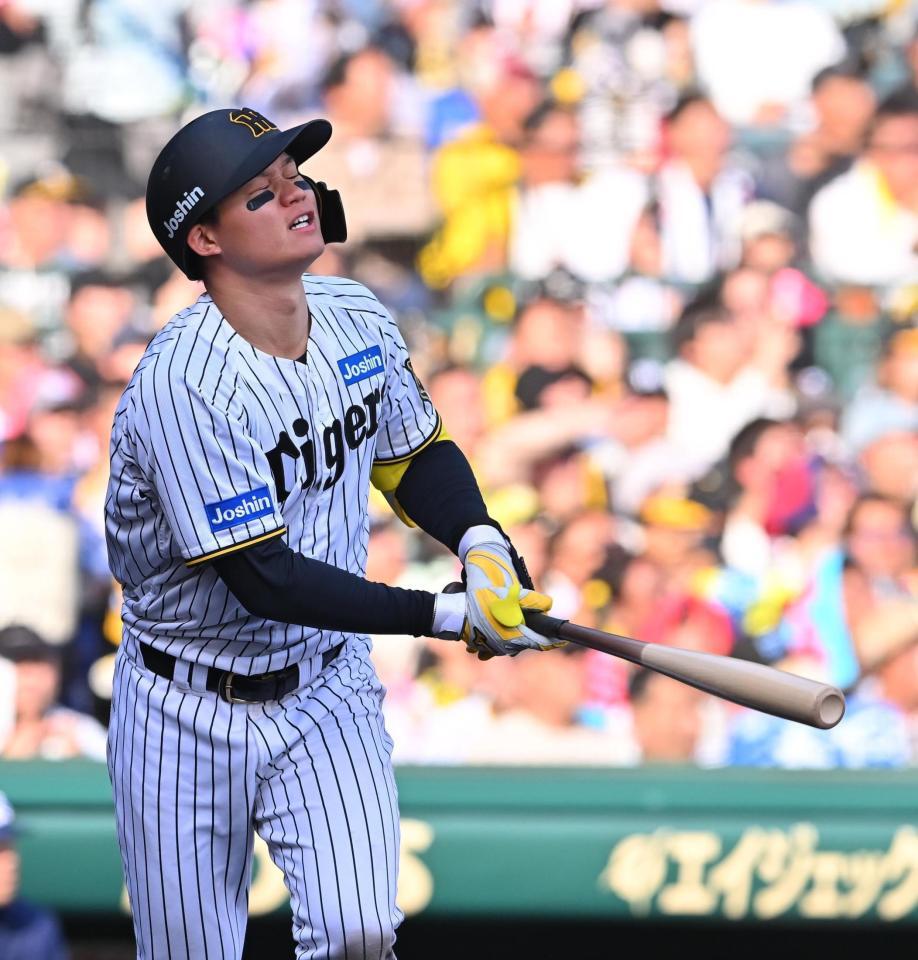 　６回、森下は飛球に悔しがるも、西川が失策し２点を追加する（撮影・西田忠信）