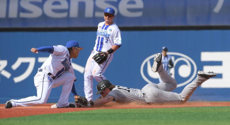 　４回、キャベッジは二盗に失敗（野手・石上）＝撮影・佐藤厚