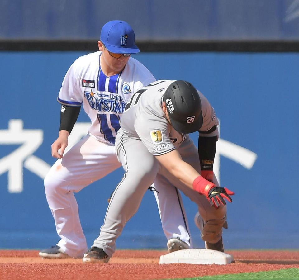 　５回、岡本は左越え二塁打を放つが、ベース上で足が離れる。リプレー検証の結果、タッチアウトに（撮影・佐藤厚）