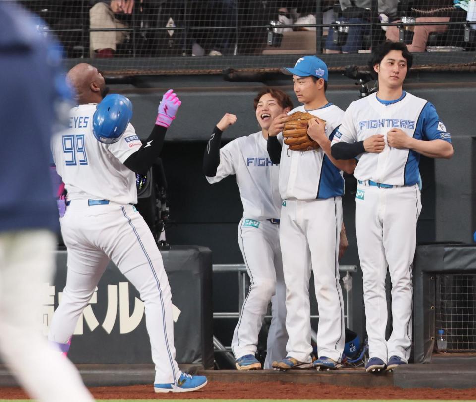 　８回、３ランを放ち、ヘルメットを取るレイエス（左）＝撮影・中島達哉