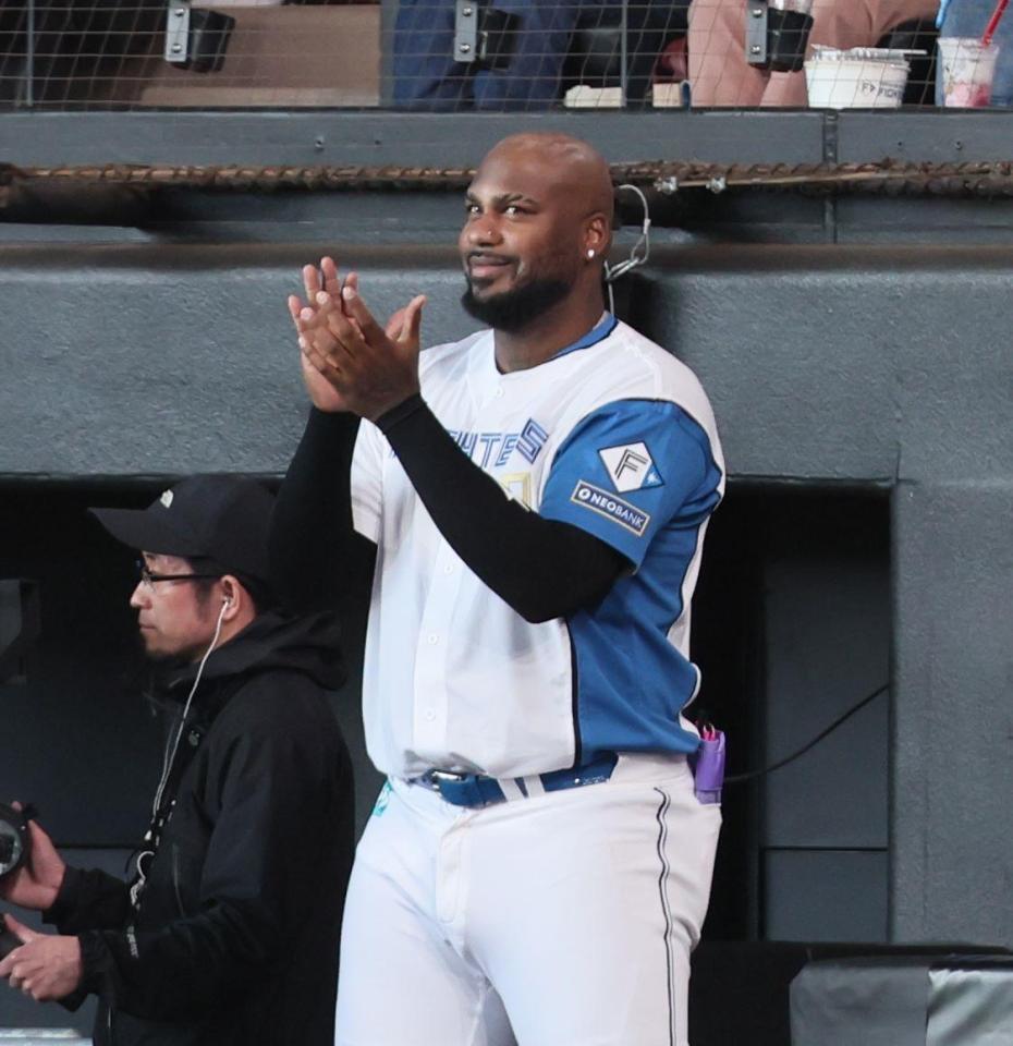 　髪をそり上げたレイエス（撮影・中島達哉）