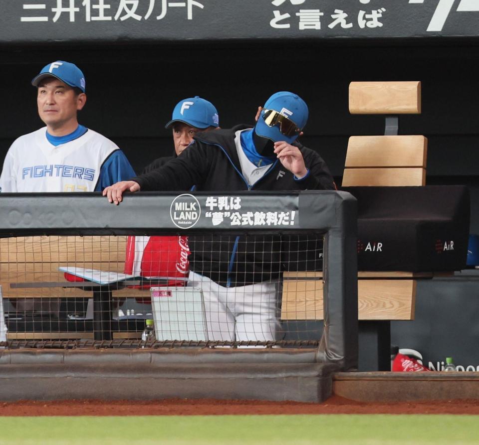 　６回、万波の落球をきっかけに追加点を許し、がっくりする新庄監督（中央）＝撮影・中島達哉