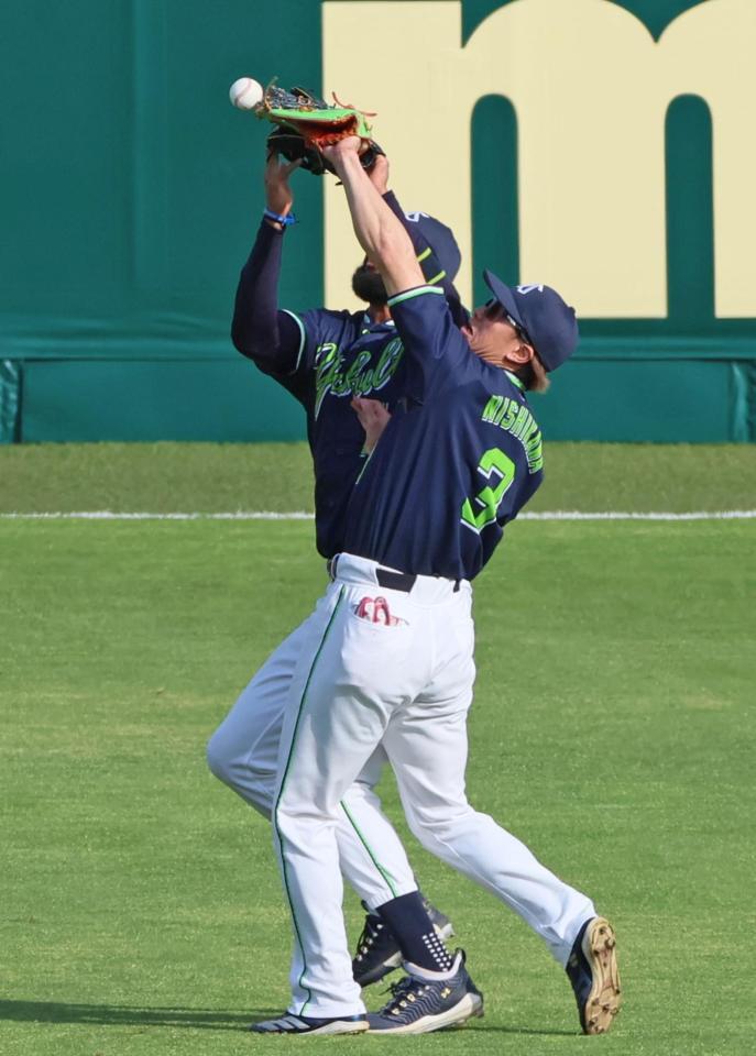 　６回、サンタナ（左）と接触し森下の打球を落とす西川（撮影・立川洋一郎）