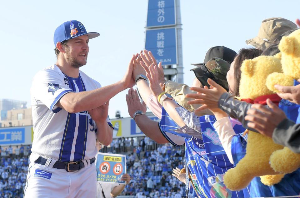 　ファンとタッチを交わすバウアー（撮影・佐藤厚）