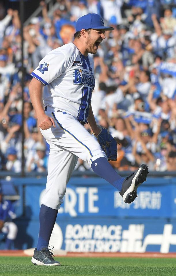 　６安打完封勝利を挙げ、雄たけびを上げるバウアー（撮影・佐藤厚）