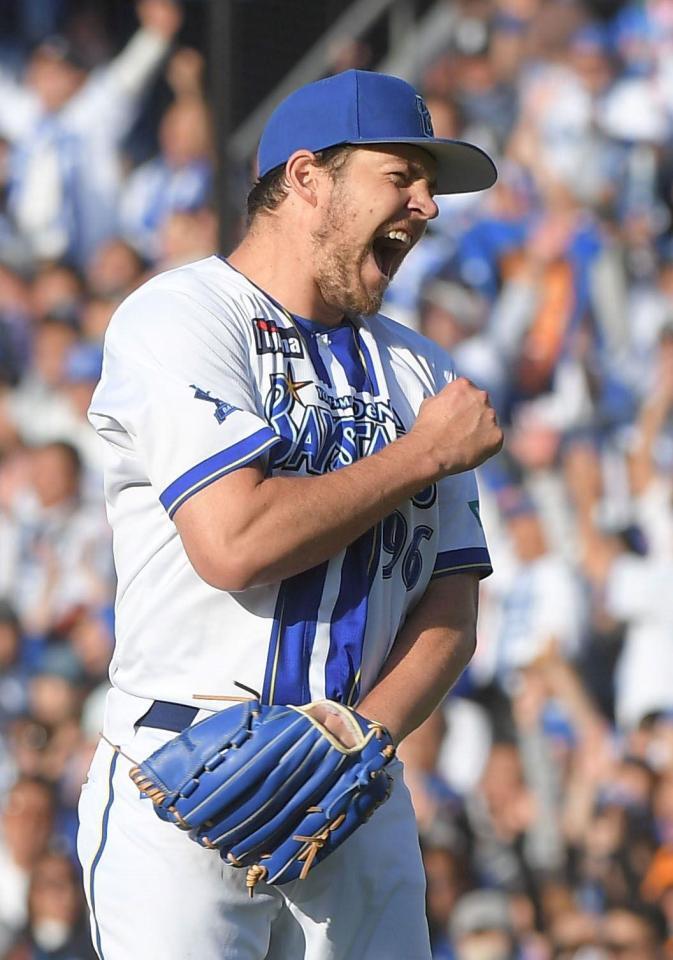 　６安打完封勝利を挙げ、雄たけびを上げるバウアー（撮影・佐藤厚）