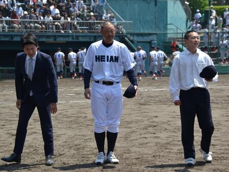 　試合後スタンドに礼をする龍谷大平安・川口監督（中央）
