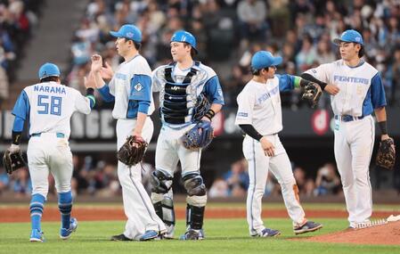 　西武に勝利をあげ、タッチを交わす日本ハムナイン（撮影・中島達哉）