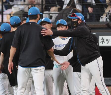 　今季初勝利をあげた達（左）らを迎える新庄監督（撮影・中島達哉）