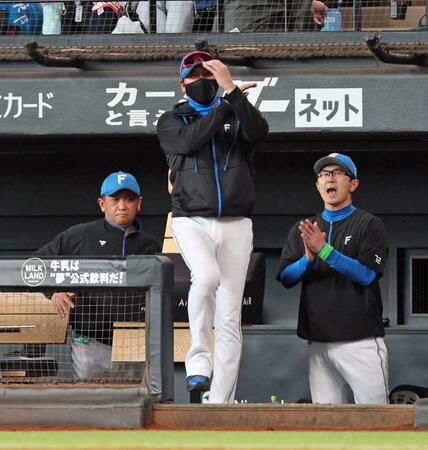 　西武に勝利して再び２位に浮上し、喜ぶ新庄監督（中央）＝撮影・中島達哉