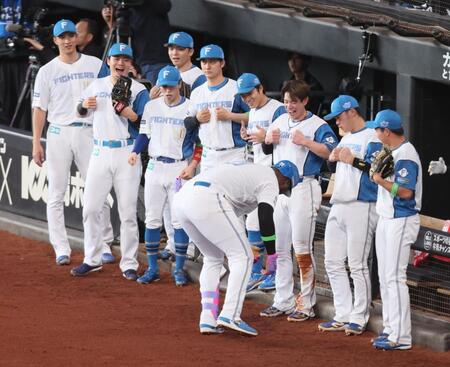 　１回、先制２ランを放ったレイエス（中央）をゴリラパフォーマンスで迎える日本ハムナイン（撮影・中島達哉）