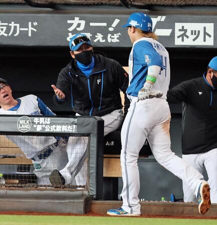 　３回、レイエスの適時二塁打で生還した一走・田宮（右）を迎える新庄監督（撮影・中島達哉）