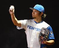 　ブルペンで握りを確認する伊藤（撮影・中島達哉）