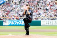 　始球式に登場した矢吹奈子（楽天野球団提供）